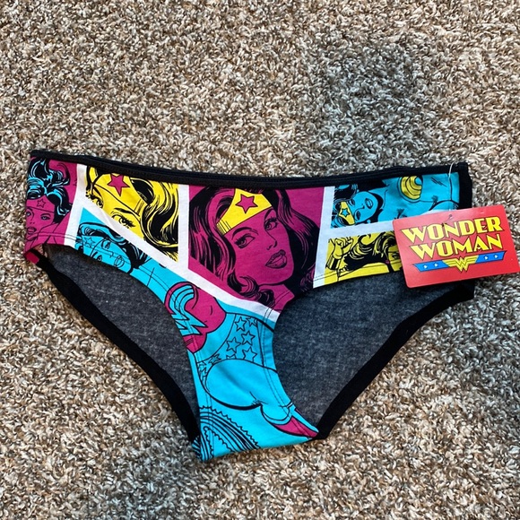 Other - NWT Wonder Woman Sz Medium Panties